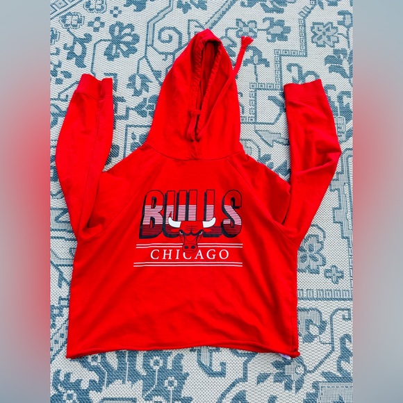 NBA Sweaters - Vintage Chicago Bulls Cropped Hoodie Women's Size XL Red NBA Basketball